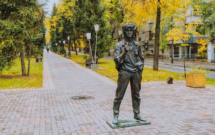 Monumento a Tsoi en Almaty, Kazajistán, uno de los “países satélites” de la antigua Unión Soviética (Foto:https://visitalmaty.kz)