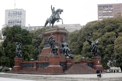 El General José de San Martín tiene su monumento en la plaza céntrica que lleva su nombre en la Ciudad de Buenos Aires