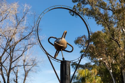 Monumento al pato en la entrada del pueblo