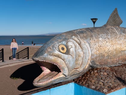 Monumento al salmón en la costanera de la localidad.