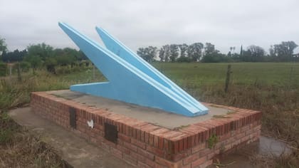 Monumento en el aeródromo de Miramar de Ansenuza