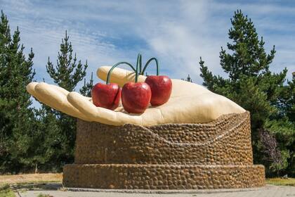 Monumento en honor a las cerezas en el acceso a Los Antiguos.