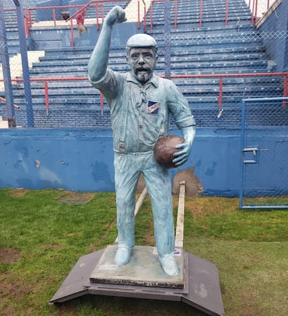 Monumento en honor a Prudencio Reyes, ubicado en el Estadio Gran Parque Central.