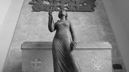 En la Catedral cordobesa un mausoleo recuerda a José María Paz, el "Manco" y su amor Margarita Weild