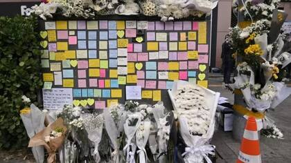 Monumento improvisado en recuerdo de las víctimas mortales fuera de una estación de metro en el distrito de Itaewon
