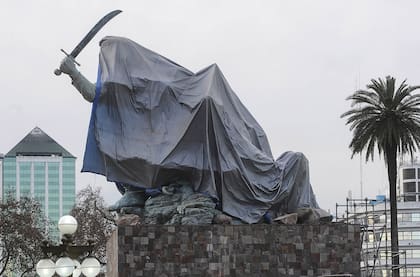 monumento Juana Azurduy presidenta Cristina Kirchner presidente Evo Morales jardín patio Casa Rosada polémica Cristóbal Colón