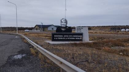 Monumento original, antes del paso del paso de la retroexcavadora. Puesto Policial Güer Aiker, en Santa Cruz