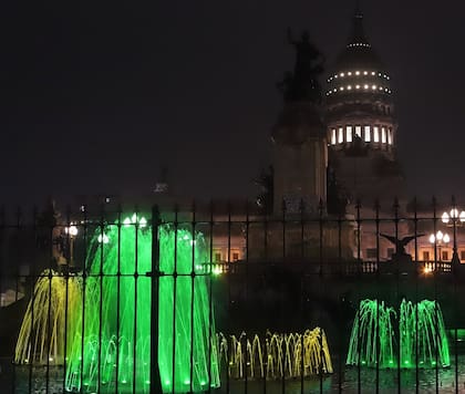 Monumentos iluminados para celebrara el Día la Independencia de Brasil