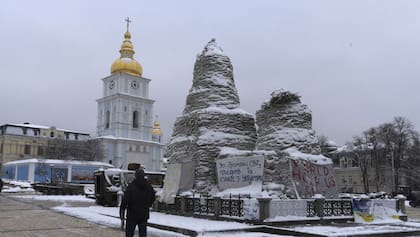 Monumentos protegidos con bolsas de arena frente a la Catedral de San Miguel, en Kiev