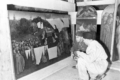 "Monuments Men" examinando el Altar de Gante en 1945, en la mina de sal Altaussee, Austria