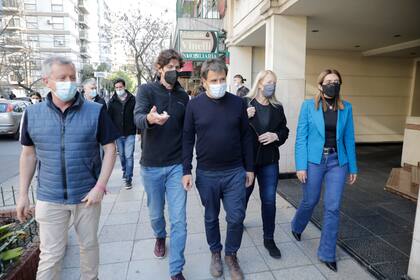 Monzó, Lousteau, Manes, Stolbizer y Tavela, caminando por Lomas; más atrás, Abad, titular de la UCR bonaerense