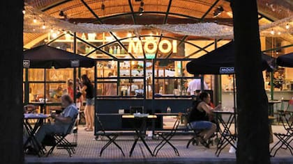 Möoi y su sucursal abajo de los arcos del paseo.