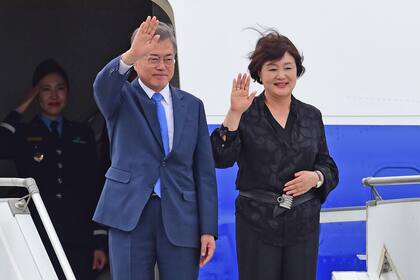 Moon Jae-in, presidente de Corea del Sur, junto a su esposa fueron recibidos por la ministra Carolina Stanley