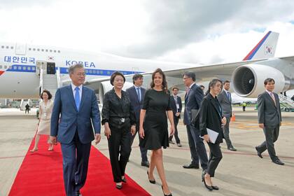 Moon Jae-in, presidente de Corea del Sur, junto a su esposa fueron recibidos por la ministra Carolina Stanley