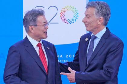 Moon Jae-in , presidente de Corea del Sur sonriente con en Presidente argentino
