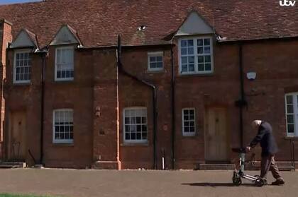 Moore se propuso recorrer cien veces la longitud de su jardín trasero antes de cumplir 100 años, a fin de mes