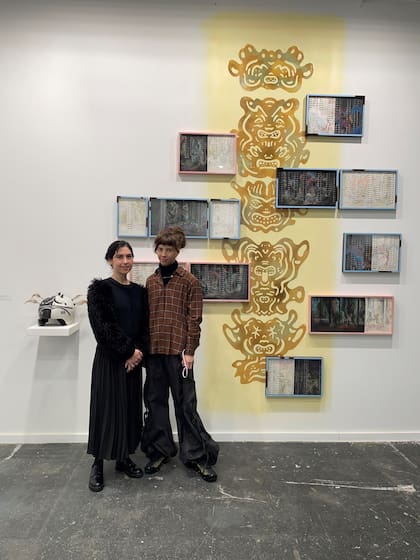 Mora Bacal y Florencia Rodríguez Giles con sus obras exhibidas en el stand de Ruth Benzacar