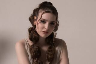 Es argentina, tiene 21 años, trabajó con Ricardo Darin en “El Eternauta” y está detrás del éxito musical de “Envidiosa”