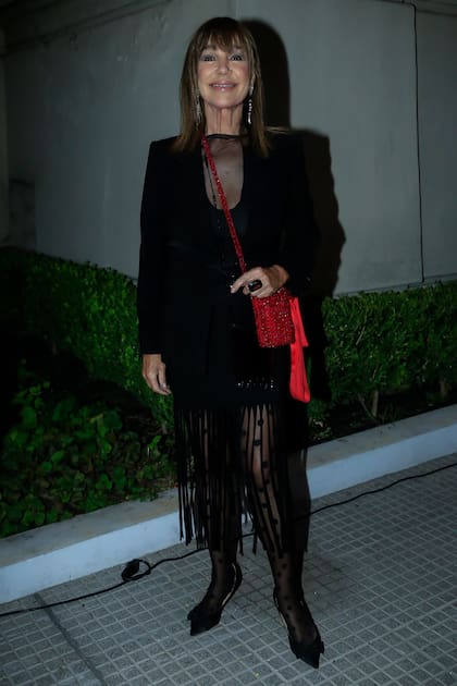 Mora Furtado eligió un vestido con transparencias y flecos. ¿El toque personal? Una mini bag roja con brillos. 