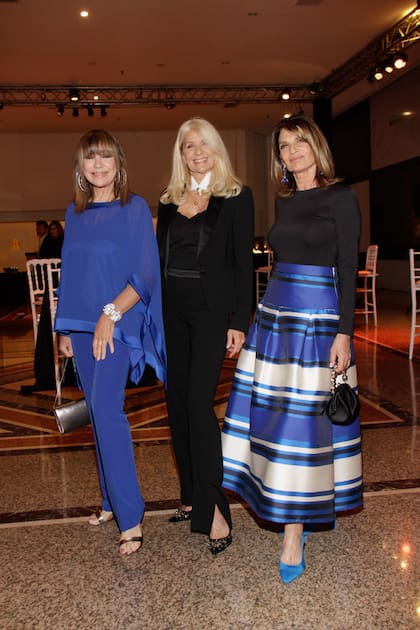 Mora Furtado y Evelyn Scheidl fueron con total look de Adriana Constantini, acompañadas por Teresa Calandra, que llevó falda Carolina Herrera y top de Zara.