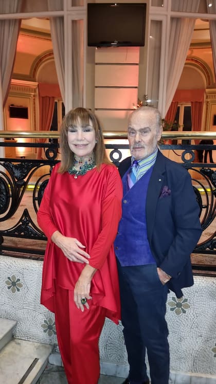 Mora Furtado y Gino Bogani en la Cena a beneficio. Fueron recibidos por el Padre Rodrigo Valdés, quien agradeció a los presentes por colaborar con el Hogar Monseñor Albisetti. El lugar se encarga de ayudar a personas en situación de calle.