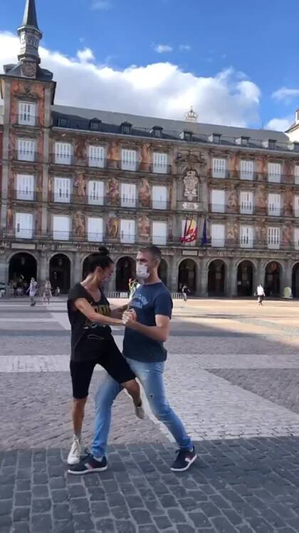 Mora Godoy y Ramiro Javier Izurieta bailaron en las calles de Madrid