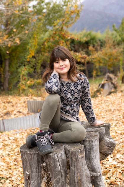 Mora, la nieta de Hilda y Daniel que vive en El Bolsón y los visita a menudo