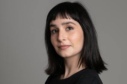 Mora Matassi tiene máster en Tecnología, Innovación, y Educación por la Universidad de Harvard, y un Máster en Medios, Tecnología, y Sociedad por la Universidad de Northwestern