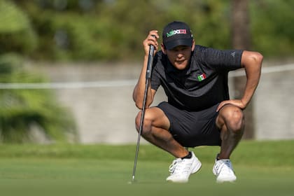 Morales estudia el hoyo 1 en la tercera jornada del LAAC en Santa María Golf Club; el mexicano es el único golfista que estuvo bajo el par en los tres días de acción.
