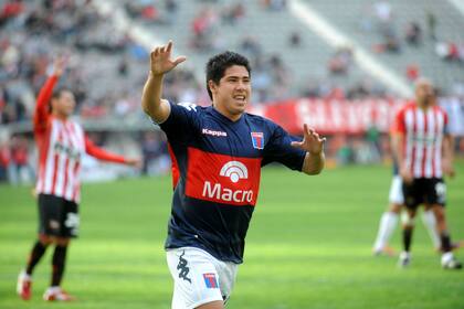 Morales festeja el segundo gol