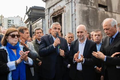 Morales, Larreta y Nosiglia, durante el homenaje a Alfonsín en el cementerio de la Recoleta