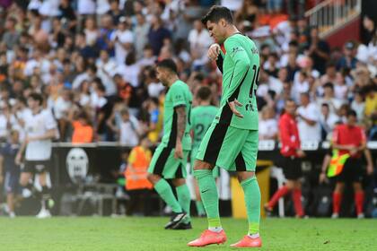 Morata, en primer plano, con Ángel Correa al fondo; Atlético de Madrid se llevó una dura derrota de Valencia