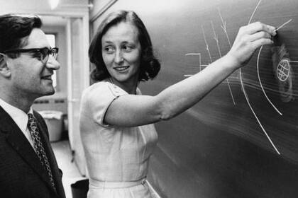 Morawetz junto a un colega, el profesor de la Universidad de Nueva York Harold Grad, el 10 de agosto de 1964