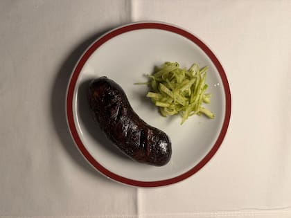 Morcilla con manzana y vinagreta de perejil, en Madre Rojas.