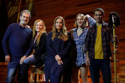 Moreira, Otero, Calabrese, Lenoir y Sáenz, de Come from Away