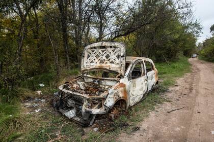Las calles de tierra que llevan a Cuartel V, en Moreno. Ahí algunos autos aparecen quemados a la vera del camino. Suelen ser vehículos robados que los abandonan en esa zona