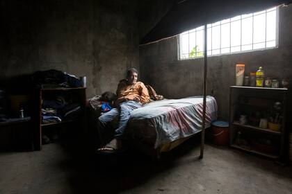 Silvestre González, de 63 años. No puede levantarse de la cama por una enfermedad respiratoria. Su hija hace una semana que no consigue una ambulancia para que lo atiendan