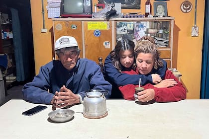 Morena con su papá Mario y su mamá Silvia, mientras toman unos mates en su casa del campo