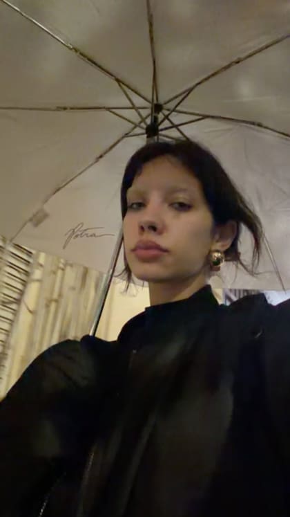 Morena Echarri optó por utilizar sus cejas decoloradas