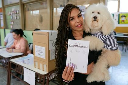 Morena fue a votar con Benjamin, un perrito conocido en el barrio donde se ubica la Escuela Superior Tomás Godoy Cruz, en Mendoza