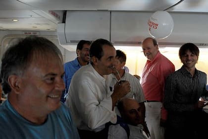 Moreno arengó a los empresarios arriba del avión y repartió globos con la leyenda "Clarín Miente"