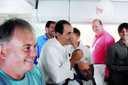 Moreno, durante la misión comercial a Angola, con globitos de "Clarín miente"