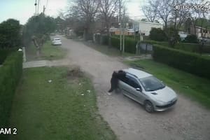 Moreno: el desesperante momento en que un hombree se colgó del auto para que no le roben el auto
