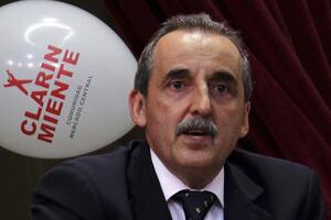 Moreno junto a los productos de cotillón; se lo acusa de haberlos comprado con fondos públicos