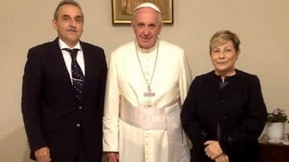 Moreno, junto a su esposa, con el papa Francisco