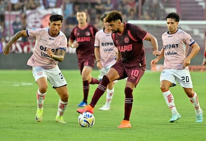 Moreno, rodeado por tres rivales, en el triunfo de Lanús ante Unión, en que marcó su tercer gol del año