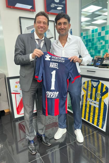Moretti y Vallejo con la camiseta dedicada para "Ariel".