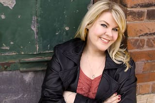 La autora canadiense Morgan Rhodes presentó La caída de los reinos