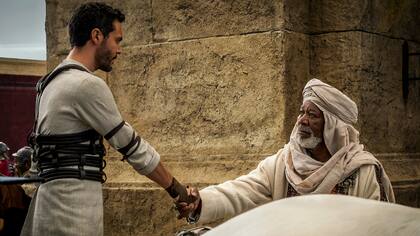 Morgan Freeman es el Sheik que rescata a Ben-Hur y lo ayuda a convertirse en héroe