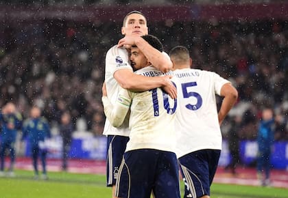 Morgan Gibbs-White (centro), del Nottingham Forest, celebra tras anotar (John Walton/PA vía AP)